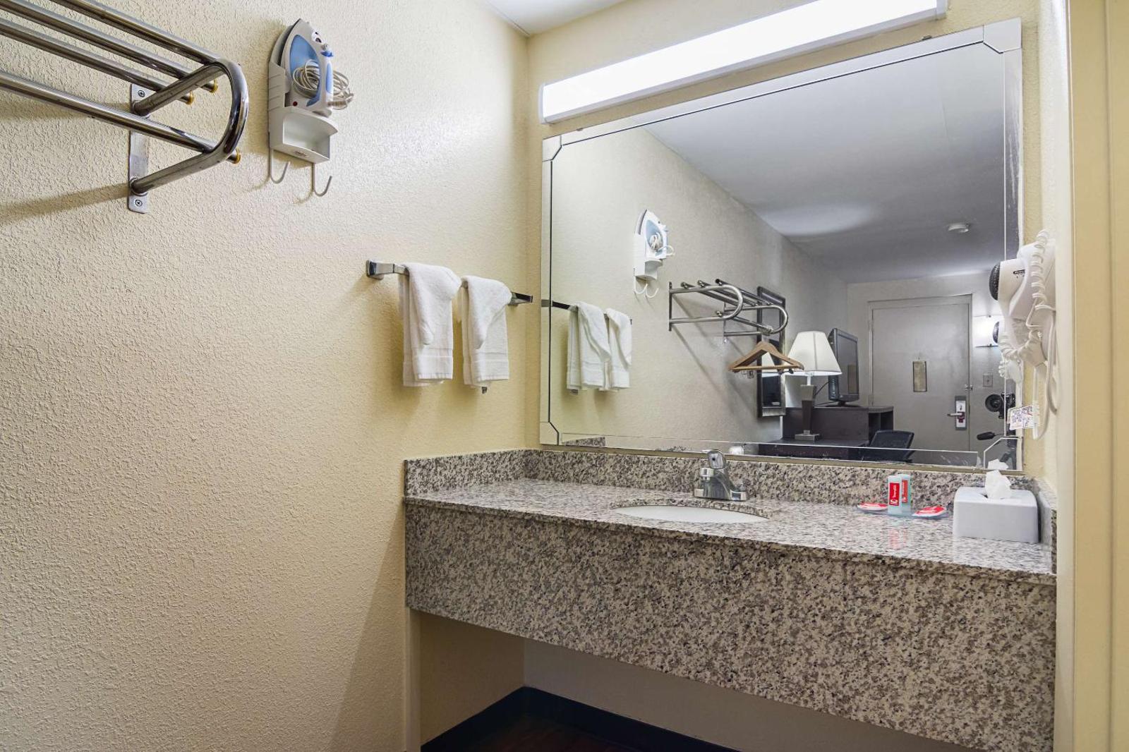 Econo Lodge Research Triangle Park Main image 2